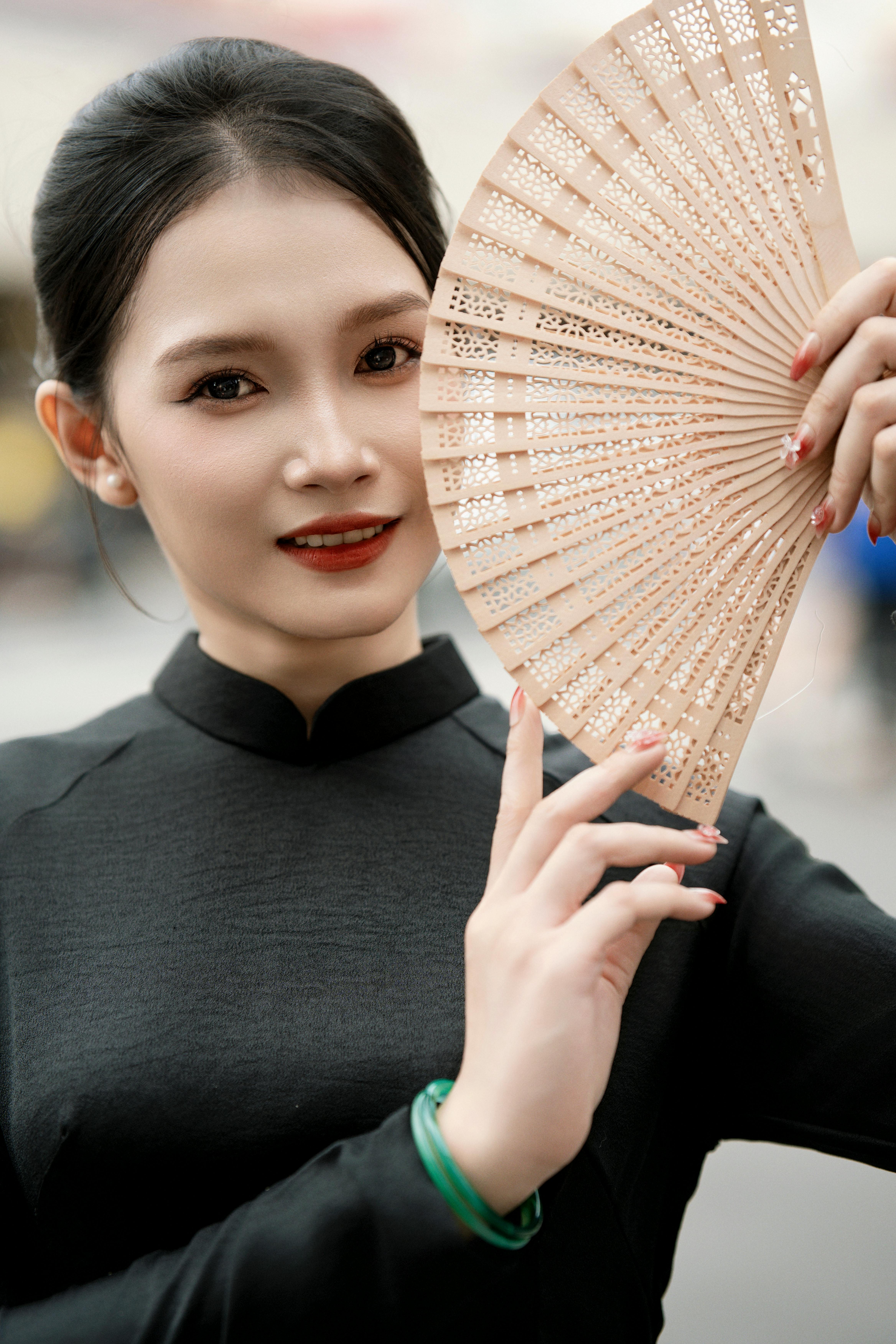 热门封面图：现代质感与冷暖对比